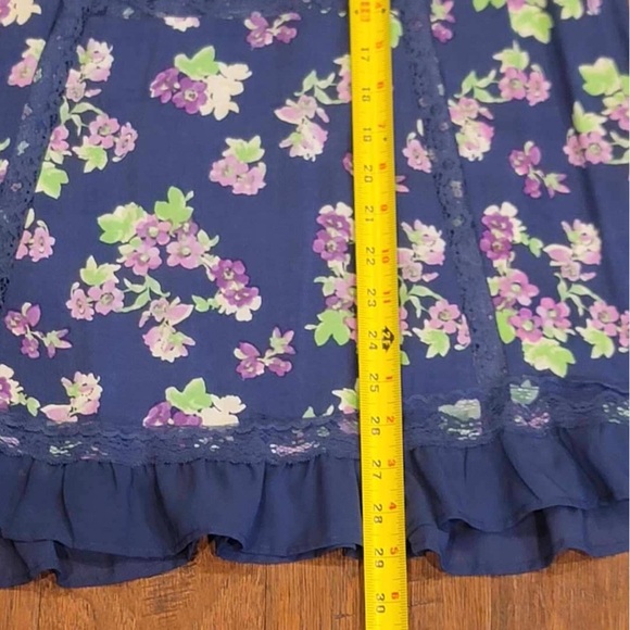 Medium Floral Blue Sleeveless Top - Picture 11 of 15